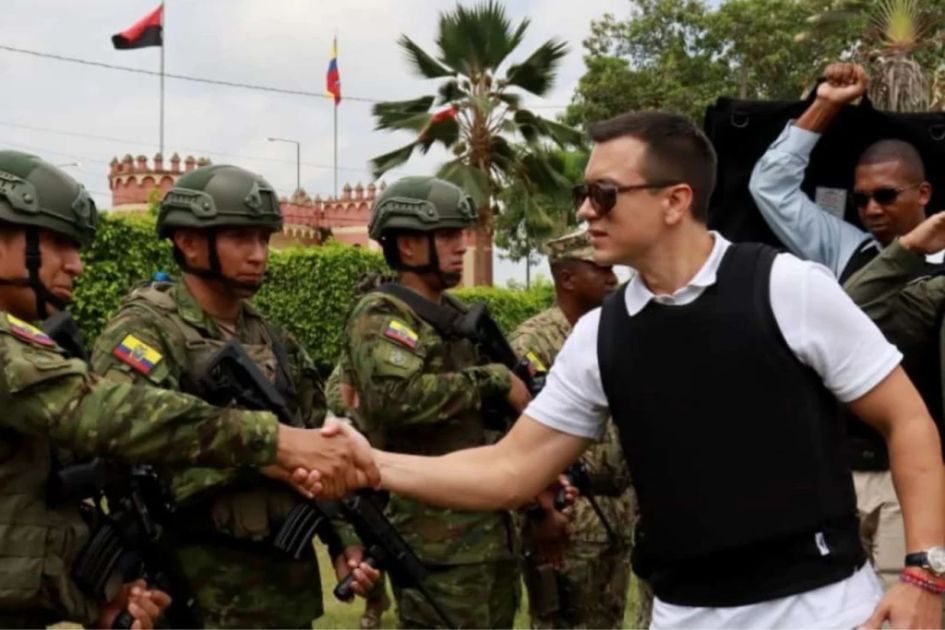 Daniel Noboa entrega 230 vehículos para blindar la lucha contra el narcoterrorismo