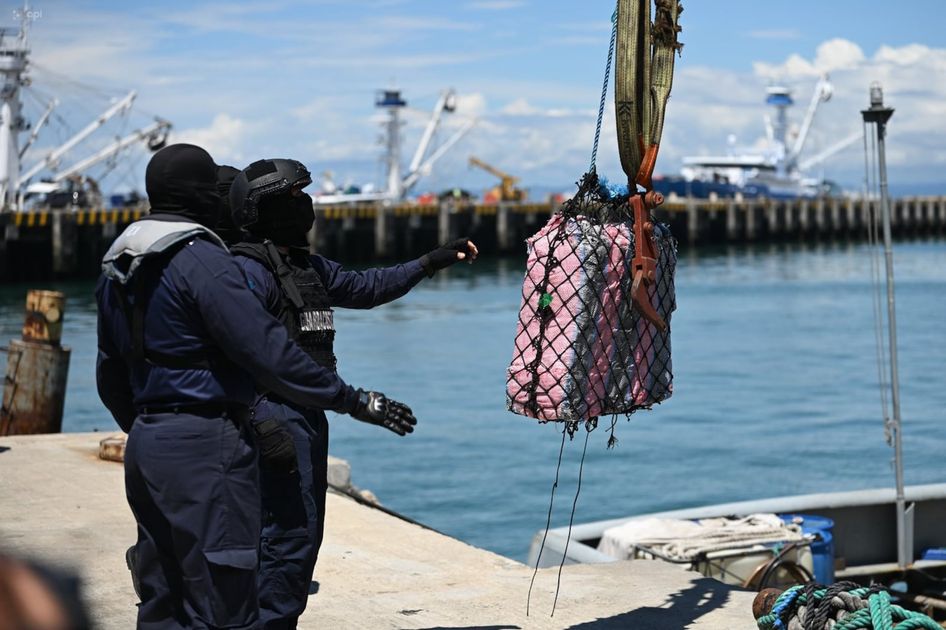 Ecuador y Estados Unidos incautan 592 kilos de cocaína en operativo marítimo conjunto en aguas internacionales