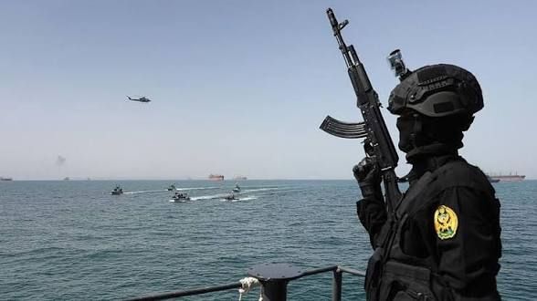 Irán asume control militar del Estrecho de Ormuz mientras Pakistán convoca a EE.UU. para diálogos