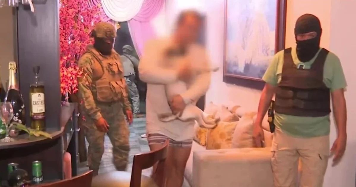 Capturan a alias 'La Muñeca' de los Chone Killers en casa de lujo en Durán: daba protección a un político