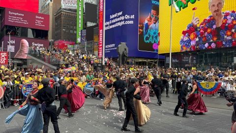 Times Square se vistió de amarillo mientras 5000 ecuatorianos demostraban su poder blando global