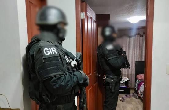 Operativos policiales desmantelan redes criminales en Quito con decenas de allanamientos