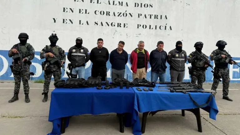 Noboa condecora a militar y policía por captura de secuestradores