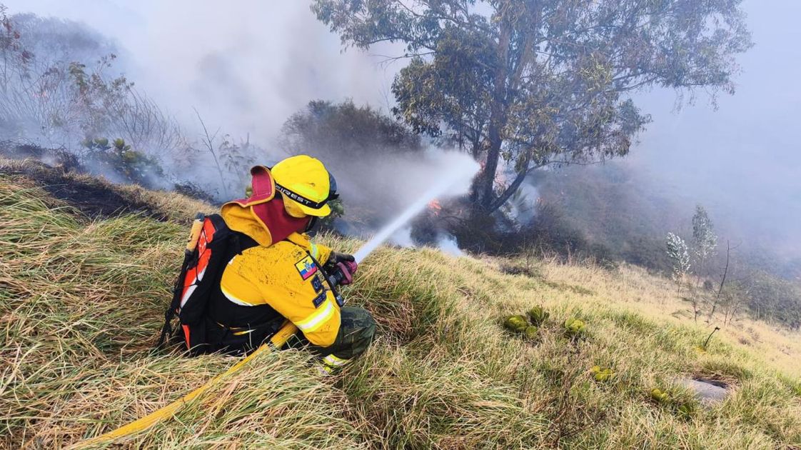 Incendios forestales afectan a Quito, Carchi e Imbabura: Bomberos en alerta