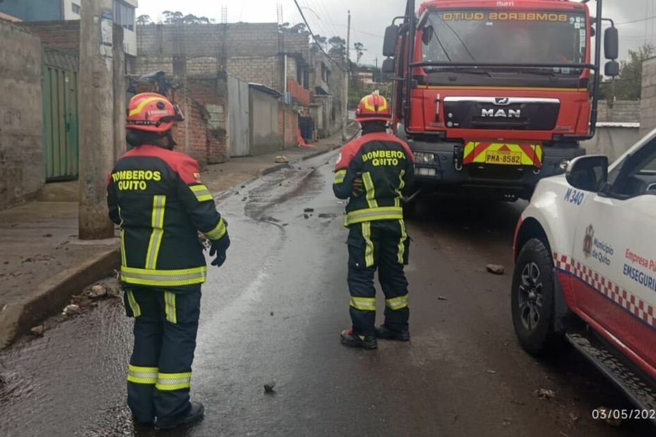 Contrastes climáticos: Lluvia en Quito Sur mientras Bomberos combaten fuego en Casitagua