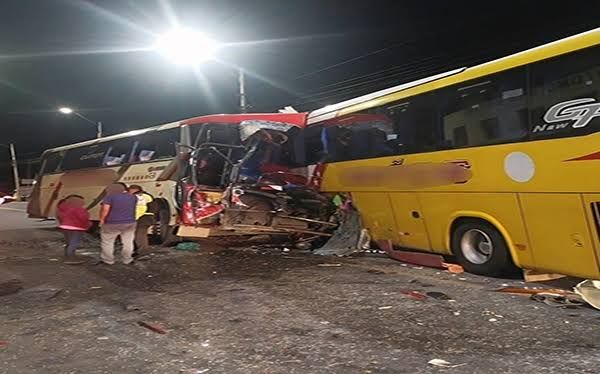 Choque múltiple con seis vehículos deja heridos y cierres viales en Quito