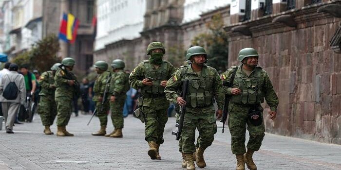 Noboa condecora a policías que frustraron secuestro en Guayaquil como símbolo de mano dura