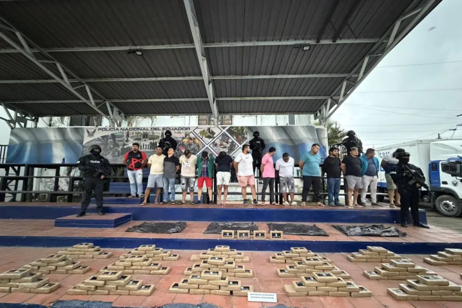 Operación Bremen: Ejército captura a 12 narcotraficantes y incauta 300 kilos de droga en Manabí
