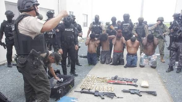 Hallan cinco hombres maniatados muertos en vehículo en Guayaquil