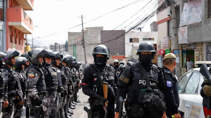 China dona recursos para 125 camionetas policiales en Ecuador
